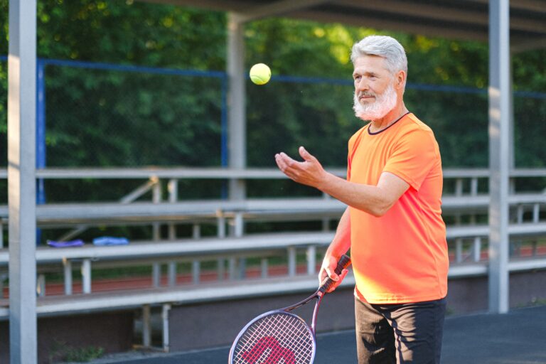 Cos’è il padel? Regole, attrezzatura e come si vince in questo nuovo sport